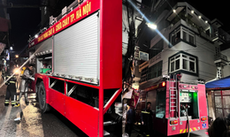 Ch&#225;y chung cư mini 9 tầng ở H&#224; Nội l&#250;c nửa đ&#234;m: 6 người mắc kẹt tr&#234;n s&#226;n thượng được giải cứu