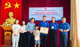 Tuyên dương thanh niên dũng cảm cứu bé trai khỏi dòng nước lũ