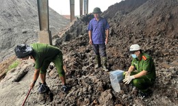 Ch&#244;n lấp hơn 2.000 tấn chất thải tr&#225;i ph&#233;p ra m&#244;i trường, gi&#225;m đốc c&#244;ng ty c&#249;ng 4 đồng phạm bị bắt