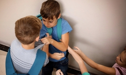 Nữ sinh lớp 8 ở Huế bị bạn đánh, bắt quỳ gối