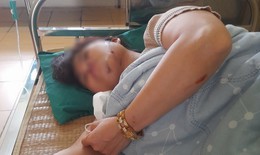 Thấy mẹ bị h&#224;nh hung, con g&#225;i mang bầu 7 tuần lao v&#224;o can ngăn bị đ&#225;nh đến nhập viện