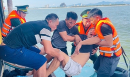 Bộ đội bi&#234;n ph&#242;ng hỗ trợ đưa ngư d&#226;n đột quỵ khi đang k&#233;o lưới đi cấp cứu