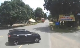 Khoảnh khắc va chạm giữa 2 &#244; t&#244; khiến 4 người thương vong