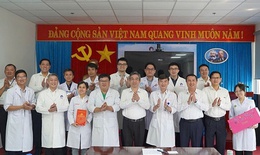 L&#227;nh đạo TPHCM thăm, động vi&#234;n c&#225;c thầy thuốc từ đất liền ra phục vụ tại C&#244;n Đảo