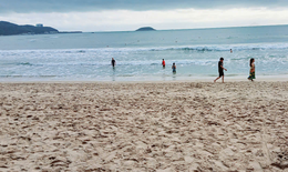 Người bị tim mạch, huyết &#225;p tắm biển thế n&#224;o cho an to&#224;n?