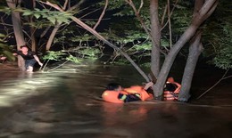 Cứu người đàn ông bị lật thuyền khi tham gia hỗ trợ người dân ngập lụt ở Hà Nội