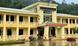 Trụ sở UBND x&#227; nứt to&#225;c, x&#244; lệch sau mưa lũ