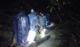 Xuyên đêm tìm người phụ nữ đi lạc trong rừng giữa mưa lũ