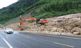Hiện trường xử l&#253; h&#224;ng ngh&#236;n m&#233;t khối đất đ&#225; từ v&#225;ch n&#250;i sạt xuống cao tốc La Sơn - H&#242;a Li&#234;n