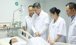 Điều dưỡng bị đ&#226;m 11 nh&#225;t đ&#227; xuất viện, tiếp tục điều trị phục hồi thần kinh