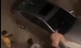 Clip &#244; t&#244; lao v&#224;o nh&#243;m thanh ni&#234;n nghi do m&#226;u thuẫn chụp ảnh đốt ph&#225;o