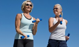 5 bài tập đi bộ giúp giảm mỡ bụng cho người trên 50 tuổi