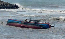 T&#224;u c&#225; của ngư d&#226;n ở L&#226;m Đồng li&#234;n tiếp bị s&#243;ng đ&#225;nh ch&#236;m