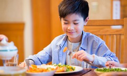 Ăn đ&#250;ng, ăn đủ theo th&#225;p dinh dưỡng d&#224;nh cho trẻ vị th&#224;nh ni&#234;n