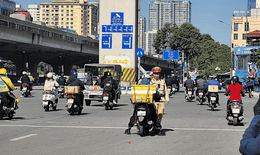 Hơn 130 người bị phạt tiền trong một buổi s&#225;ng v&#236; th&#243;i quen phổ biến khi l&#225;i xe m&#225;y