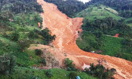 Hiện trường vụ sạt lở kinh ho&#224;ng ở Đ&#224; Nẵng nh&#236;n từ tr&#234;n cao