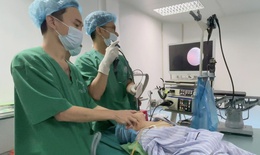 Kim chọc tủy bất ngờ rơi xuống đường thở b&#233; 3 tuổi