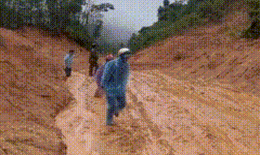 Tho&#225;t chết trong gang tấc khi quả đồi bất ngờ đổ ập xuống Quốc lộ 40B