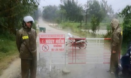 Mưa lớn ở miền n&#250;i Huế g&#226;y sạt lở đường, xe m&#225;y bị cuốn tr&#244;i khi qua tr&#224;n