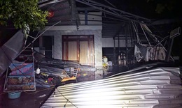 Lốc xo&#225;y t&#224;n ph&#225; trong đ&#234;m, nh&#224; cửa tốc m&#225;i, c&#226;y cối đổ la liệt
