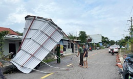 Nhận ra lốc xo&#225;y th&#236; m&#225;i t&#244;n đ&#227; bay loảng xoảng