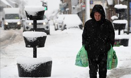 Anh ban bố cảnh b&#225;o sức khỏe khi hứng chịu đợt lạnh đầu ti&#234;n của m&#249;a Đ&#244;ng