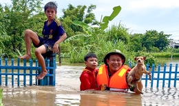 C&#244;ng an, d&#226;n qu&#226;n tự vệ dầm m&#236;nh c&#245;ng d&#226;n tho&#225;t lũ