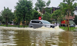 Huế lại ngập, người d&#226;n hối hả đưa &#244; t&#244;, xe m&#225;y l&#234;n cao ph&#242;ng lũ lần 4