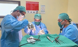 T&#224; &#225;o d&#224;i cuốn v&#224;o b&#225;nh xe điện, nữ sinh 15 tuổi chấn thương sọ n&#227;o