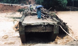 Lũ dữ cuốn sập cầu ở Quảng Ng&#227;i, hơn 1.200 người bị c&#244; lập