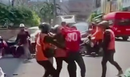 Phẫn nộ nh&#243;m shipper v&#226;y đ&#225;nh đồng nghiệp d&#227; man ngay giữa đường, h&#233; lộ l&#253; do bất ngờ