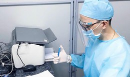 18 năm &#39;sống trong b&#243;ng tối&#39; với cơ thể nhiễm H v&#224; quyết định thay đổi cuộc đời