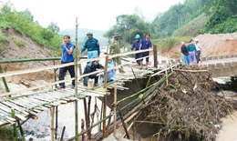 Cận cảnh cầu tạm nối đôi bờ chia cắt, hơn 1.200 người thoát cảnh cô lập