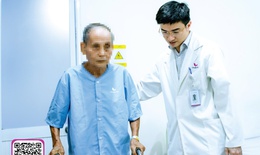 Thay khớp háng giúp cụ ông 85 tuổi phục hồi vận động sau gãy cổ xương đùi