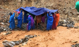 Video: Vượt sạt lở, khi&#234;ng v&#245;ng đưa 3 bệnh nh&#226;n đến bệnh viện cấp cứu