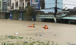 H&#224;ng loạt trạm quan trắc ghi nhận mức lũ lịch sử ở miền Trung, c&#225;ch g&#236; ứng ph&#243;?