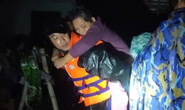 Hải qu&#226;n xuy&#234;n đ&#234;m vượt lũ ứng cứu người d&#226;n Kh&#225;nh H&#242;a