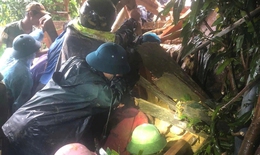 Sạt lở kinh ho&#224;ng v&#249;i lấp 6 ng&#244;i nh&#224;, người đ&#224;n &#244;ng mắc kẹt trong đống đổ n&#225;t