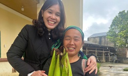 Phụ huynh, học sinh v&#249;ng cao mang ng&#244; tặng c&#244; gi&#225;o để tri &#226;n ng&#224;y 20/11