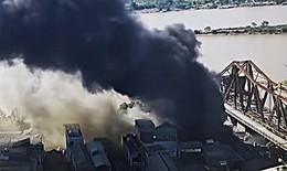 Ch&#225;y qu&#225;n lẩu dưới ch&#226;n cầu Long Bi&#234;n k&#232;m nhiều tiếng nổ nghi do b&#236;nh gas