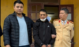 Ph&#225;t hiện ma t&#250;y v&#224; s&#250;ng giấu trong cốp xe m&#225;y sau c&#250; va chạm với xe đầu k&#233;o