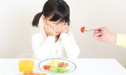 Trẻ lười ăn rau quả, c&#243; n&#234;n cho uống bổ sung vitamin tổng hợp kh&#244;ng?