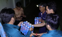Trao tận tay h&#224;ng ng&#224;n suất ăn, chai nước đến b&#224; con bị chia cắt v&#236; lũ