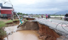 Mưa b&#227;o khiến nh&#224; cửa, đường s&#225; ở Kh&#225;nh H&#242;a hư hỏng nặng