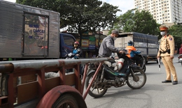 K&#233;o theo xe kh&#225;c, chở h&#224;ng cồng kềnh nguy hiểm: T&#224;i xế lấy l&#253; do mưu sinh biện minh vi phạm