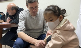 Thăm khám, phẫu thuật cho nhiều bệnh nhi mắc dị tật chênh lệch chiều dài chi