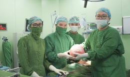 Phẫu thuật khối u nang buồng trứng nặng 6kg cho người phụ nữ 56 tuổi