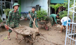 Bộ đội xắn quần lội b&#249;n gi&#250;p d&#226;n dựng lại cuộc sống sau lũ