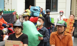 Người d&#226;n TPHCM xếp h&#224;ng ‘tiếp sức&#39; cho đồng b&#224;o v&#249;ng lũ