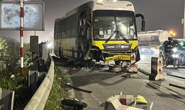 Xe giường nằm nổ lốp, lao v&#224;o l&#224;n xe m&#225;y khiến hai bố con tử vong tr&#234;n cầu Thanh Tr&#236;